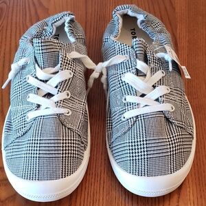 Torrid blk/white plaid sneaker with ruched heel, size 10.5 - NEW